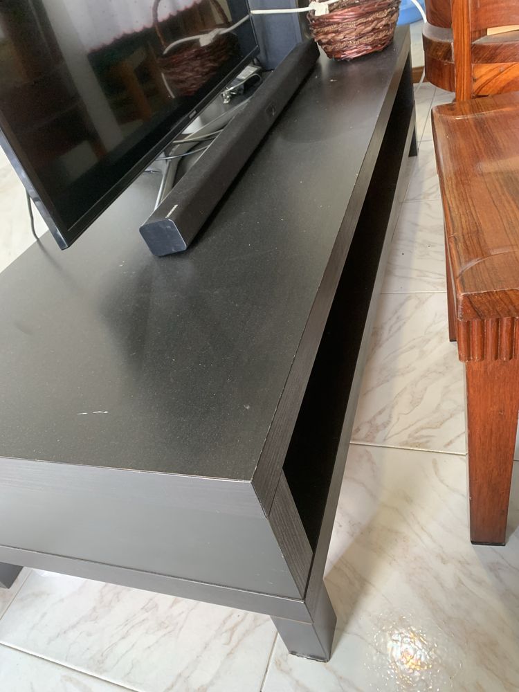 Mesa preta e movel para Tv