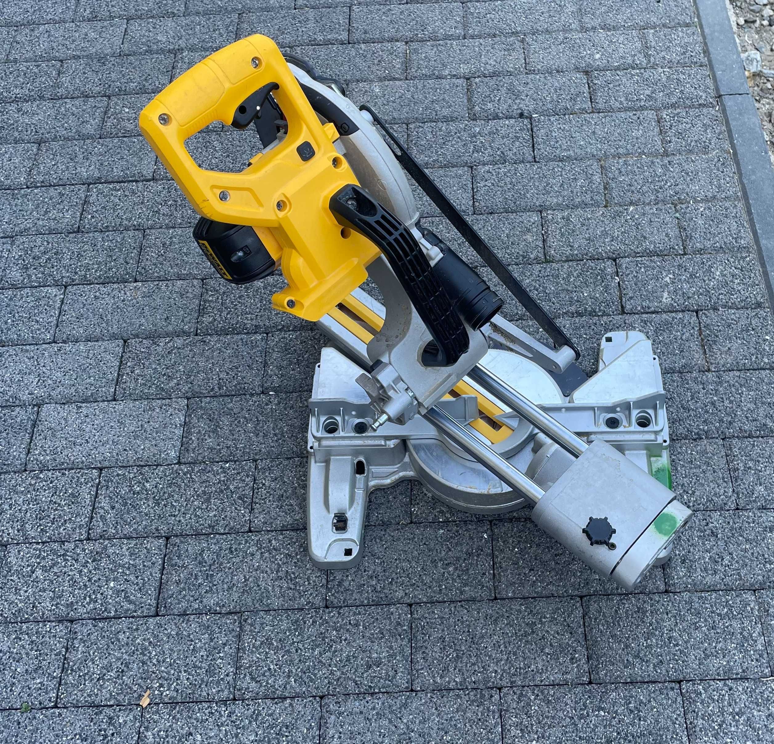 Piła ukośnica ukosowa akumulatorowa Dewalt DCS365 18V 184mm 2022