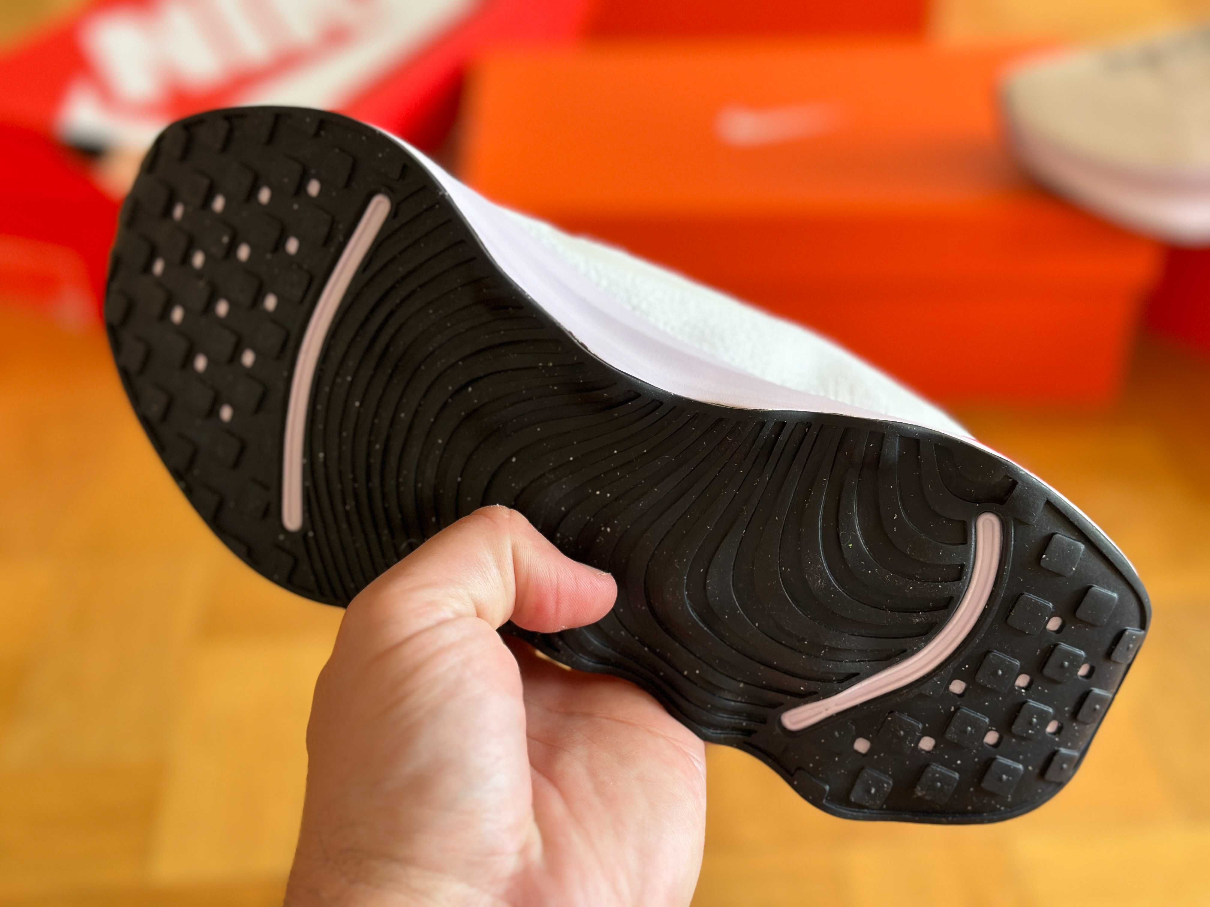 Кросівки Nike Motiva кроссовки DV1238-101
