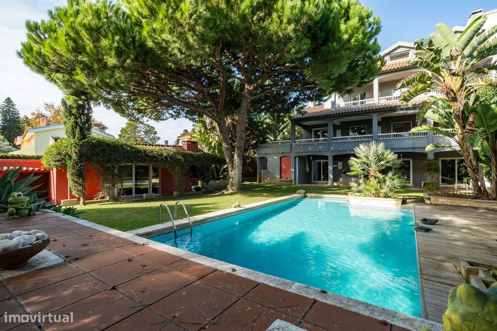 Oásis Familiar em Cascais: Encantadora Moradia na Bicuda com Jardim e