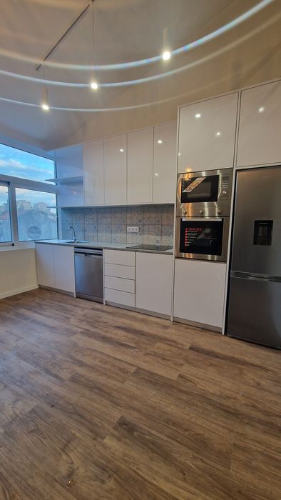 Apartamento T2 totalmente remodelado na Foz - Junto à Praça de Liège