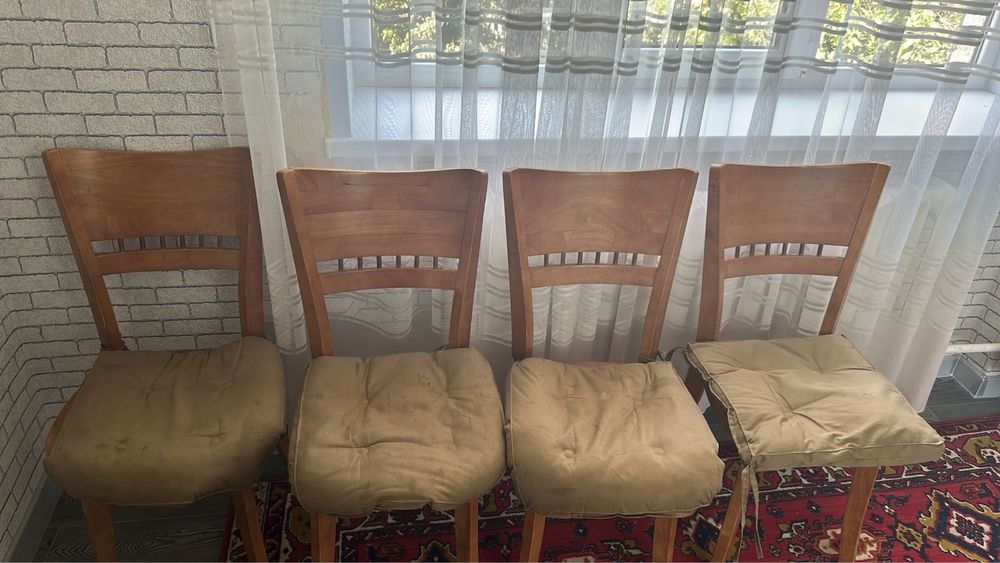 Стіл кухонний розкладний з натурального дерева і стільці