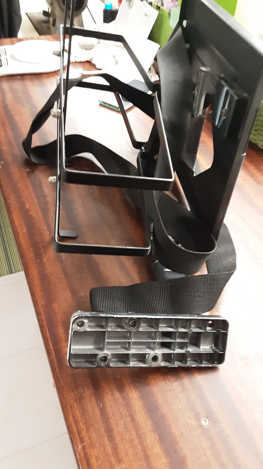Suporte para televisão com correias dá  também para vídeo