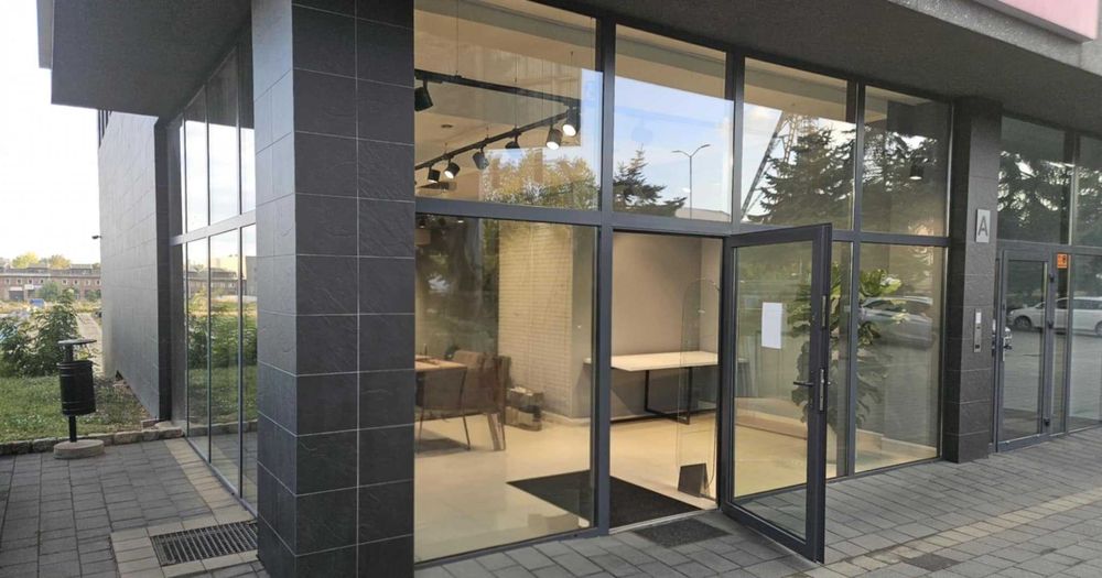 Duża witryna, po remoncie, klimatyzacja, parking