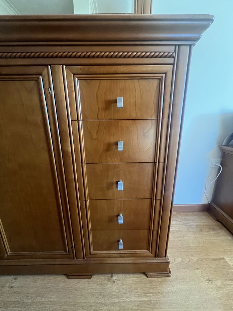 Móvel aparador de quarto com espelho