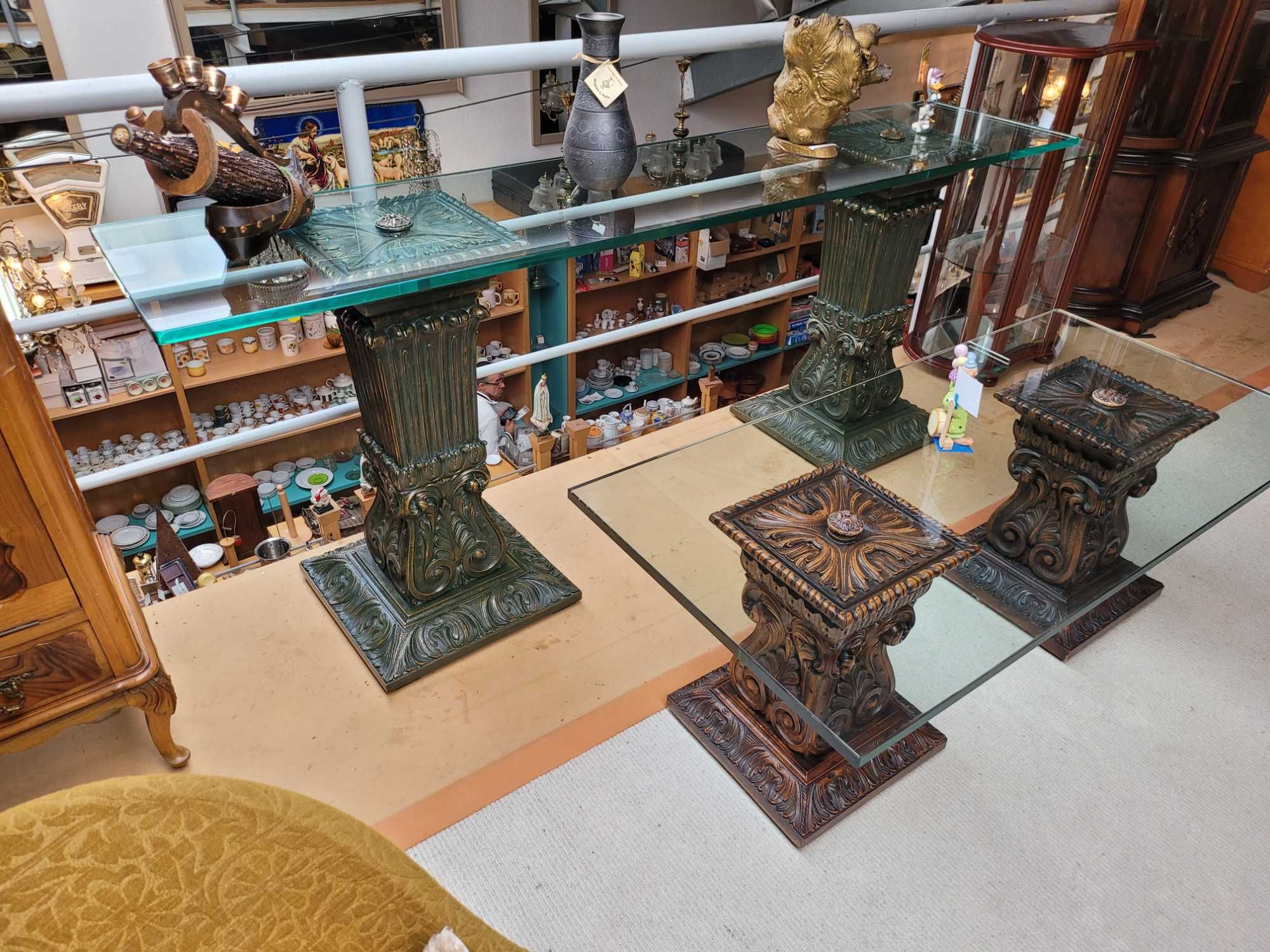 Imponente consola em vidro com duas colunas em madeira trabalhad
