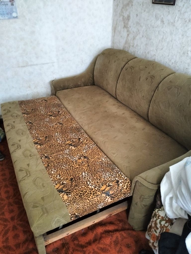 Диван раскладной, двуспальный.
