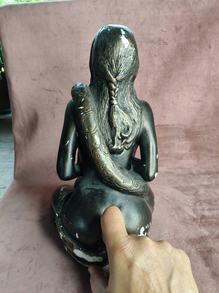 Gipsowa figurka kobiety z wężem 146