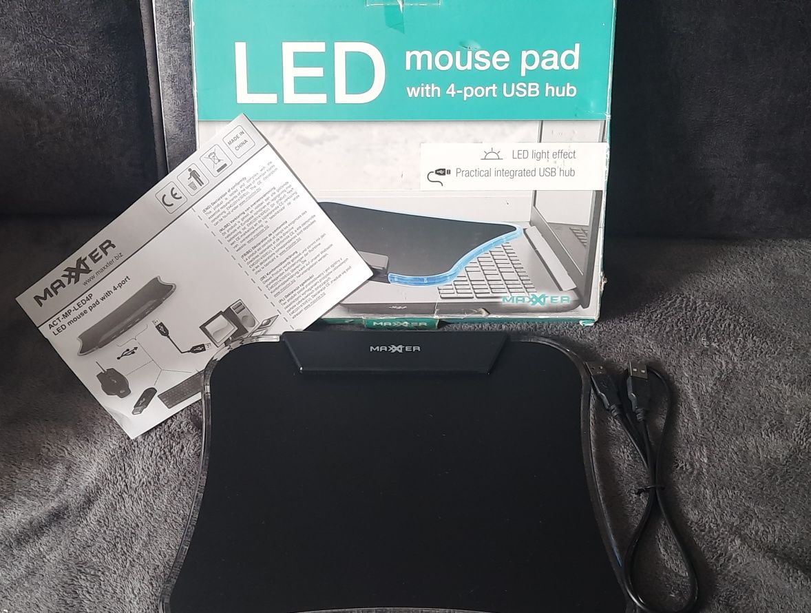 Ledowa podkładka pod mysz z 4 portami USB