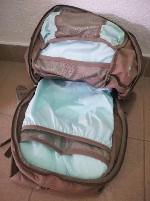 Mochila , mala ou saco para transporte de artigos de bébé da Quechua