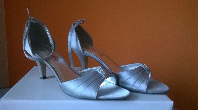 srebrne satynowe buty