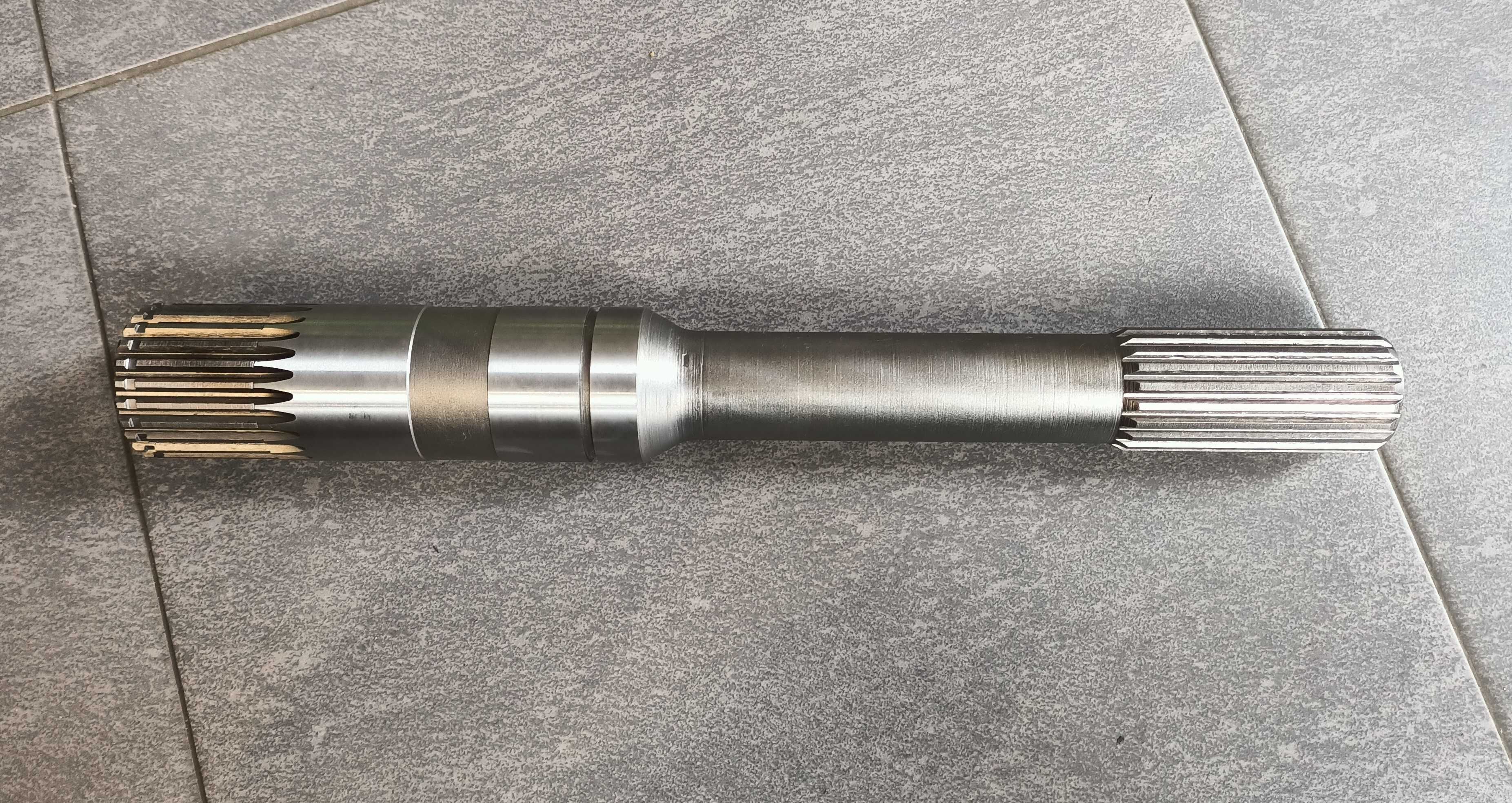 Wałek przekładni rozrzutnika Rolland Z20 x Z24 L-390 mm