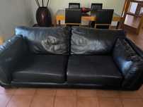 Mesa, quatro cadeiras e aparador e sofa