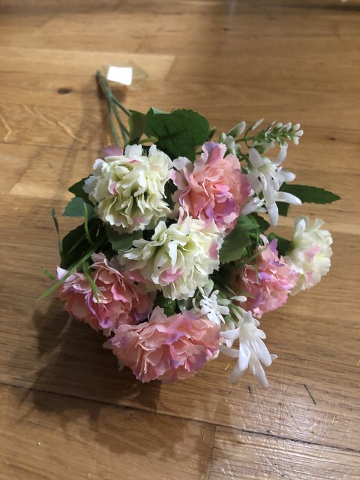 Sztuczne kwiaty w bukiecie