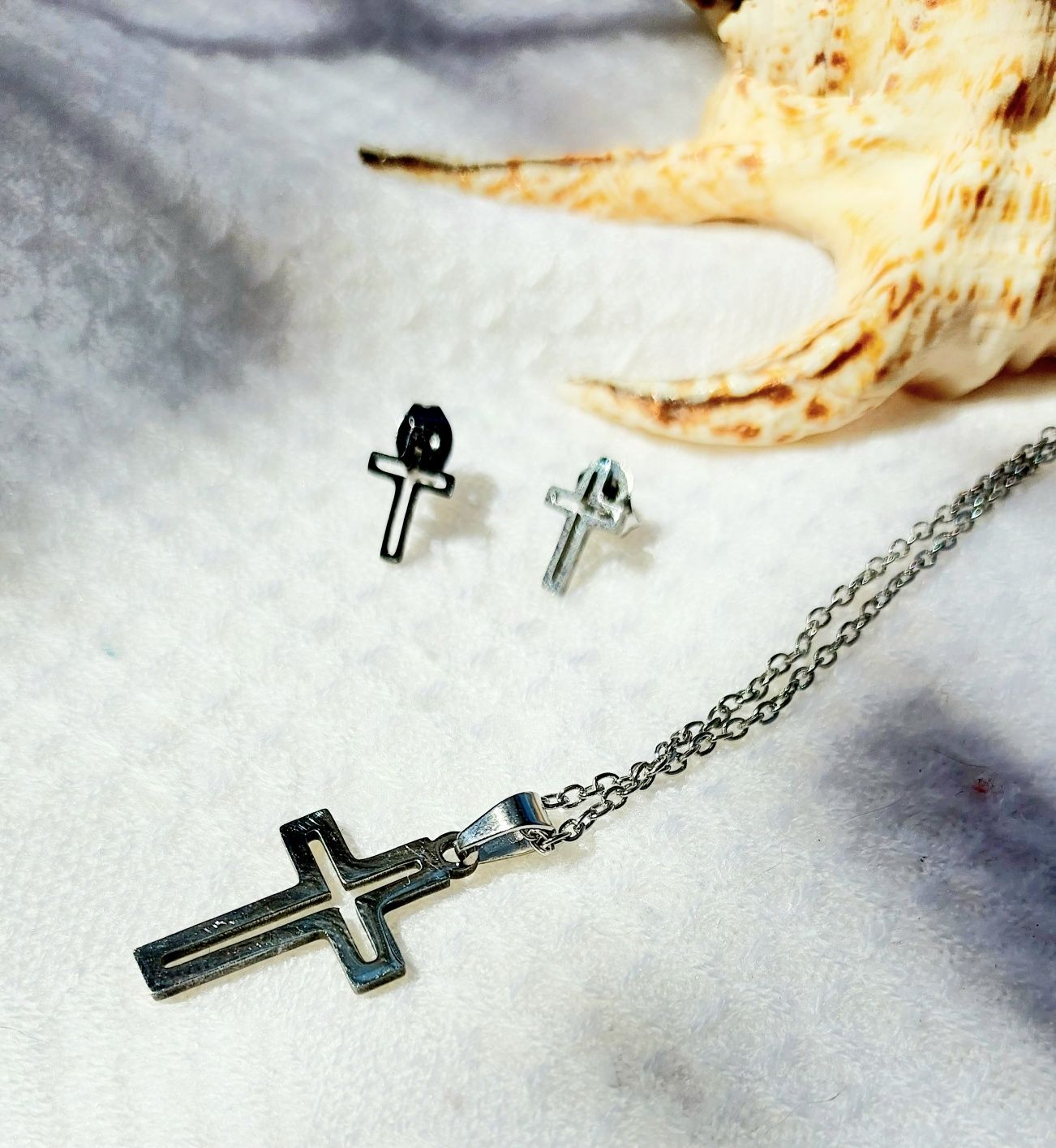 Conjunto de brincos e colar aço inoxidável prateado com cruz