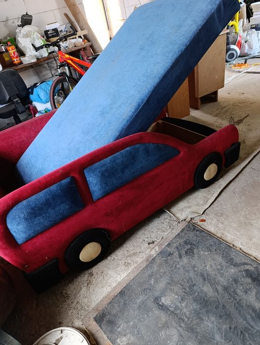 Дитячий диван у вигляді машини