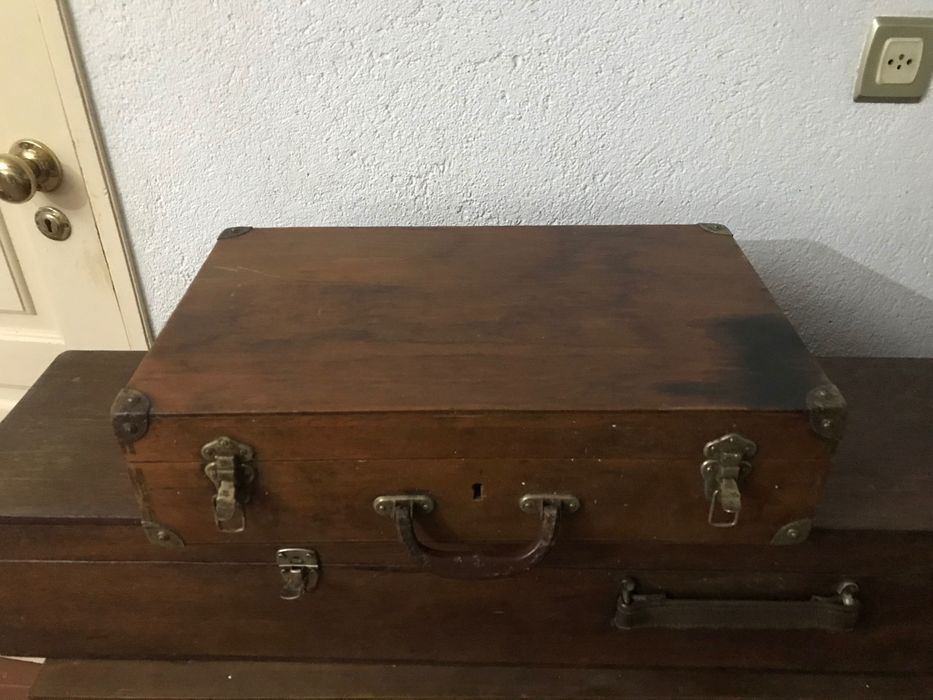 Mala de madeira e mala de tecido e pele sintetica