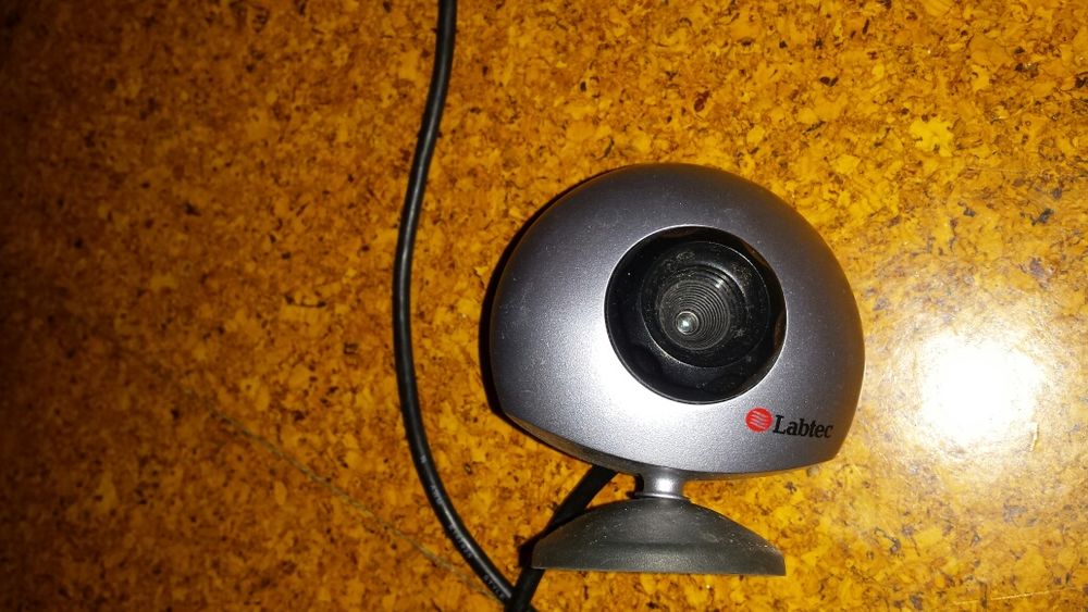 Telemóveis, cabos, web cam, aparelho para ligar ao computador