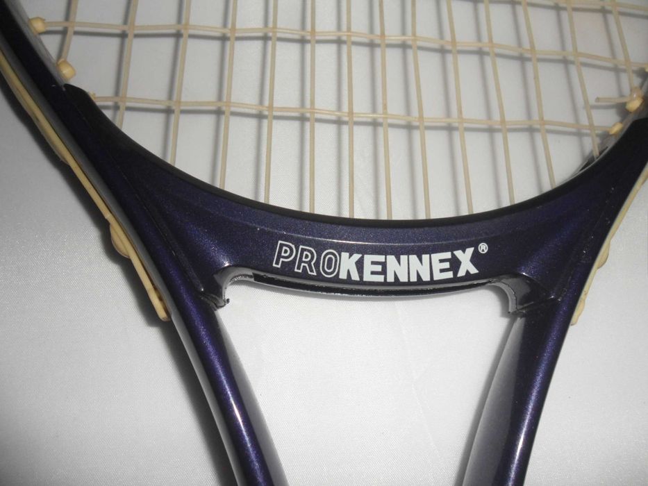 Candeeiro, ferro, agrafador CTT, cadeiras