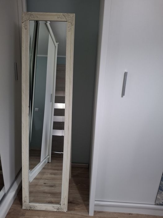 Lustro stylowe stojące białe w ozdobnej ramie