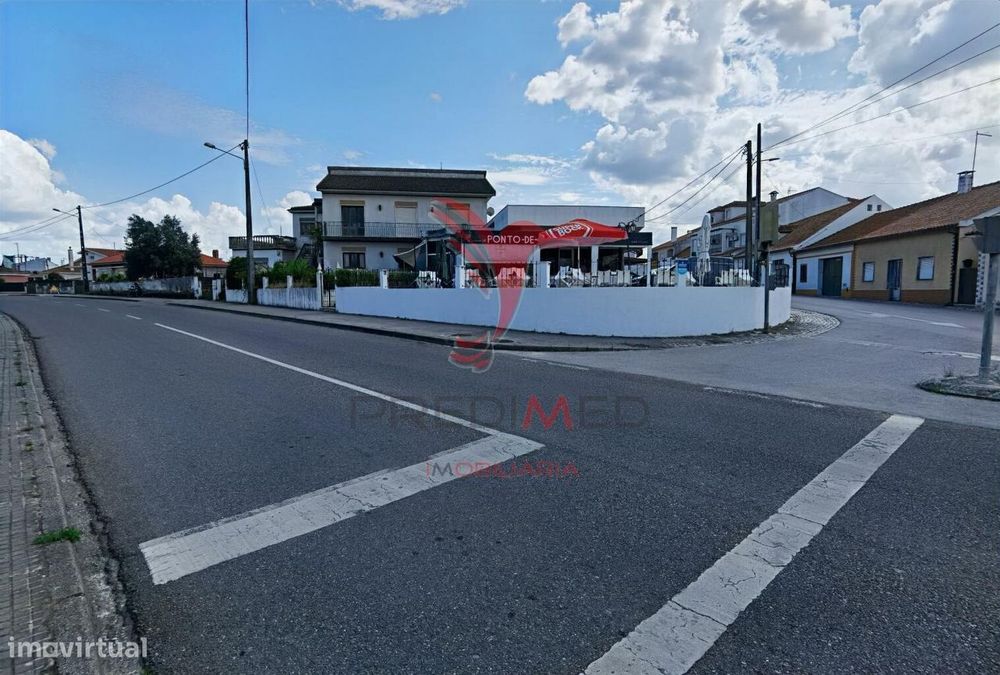 Moradia de tipologia T4 com espaço comercial  Riachos - Torres Novas