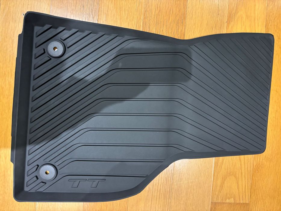 AUDI TT ( FV) Tapetes Originais em Borracha/ novos