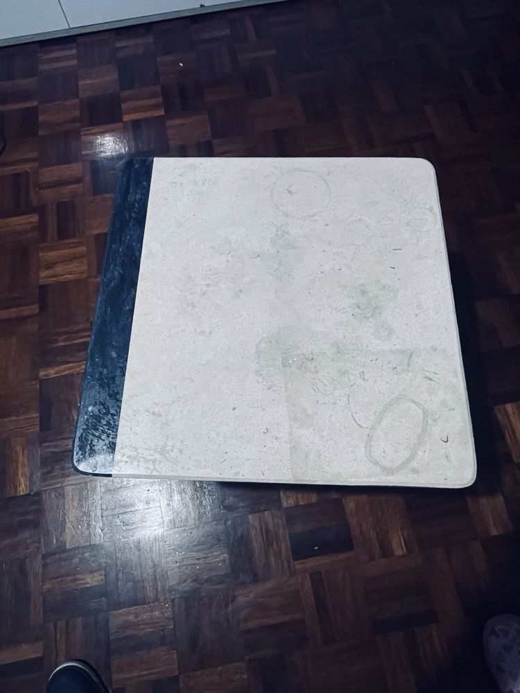 Mesa de apoio de marmore