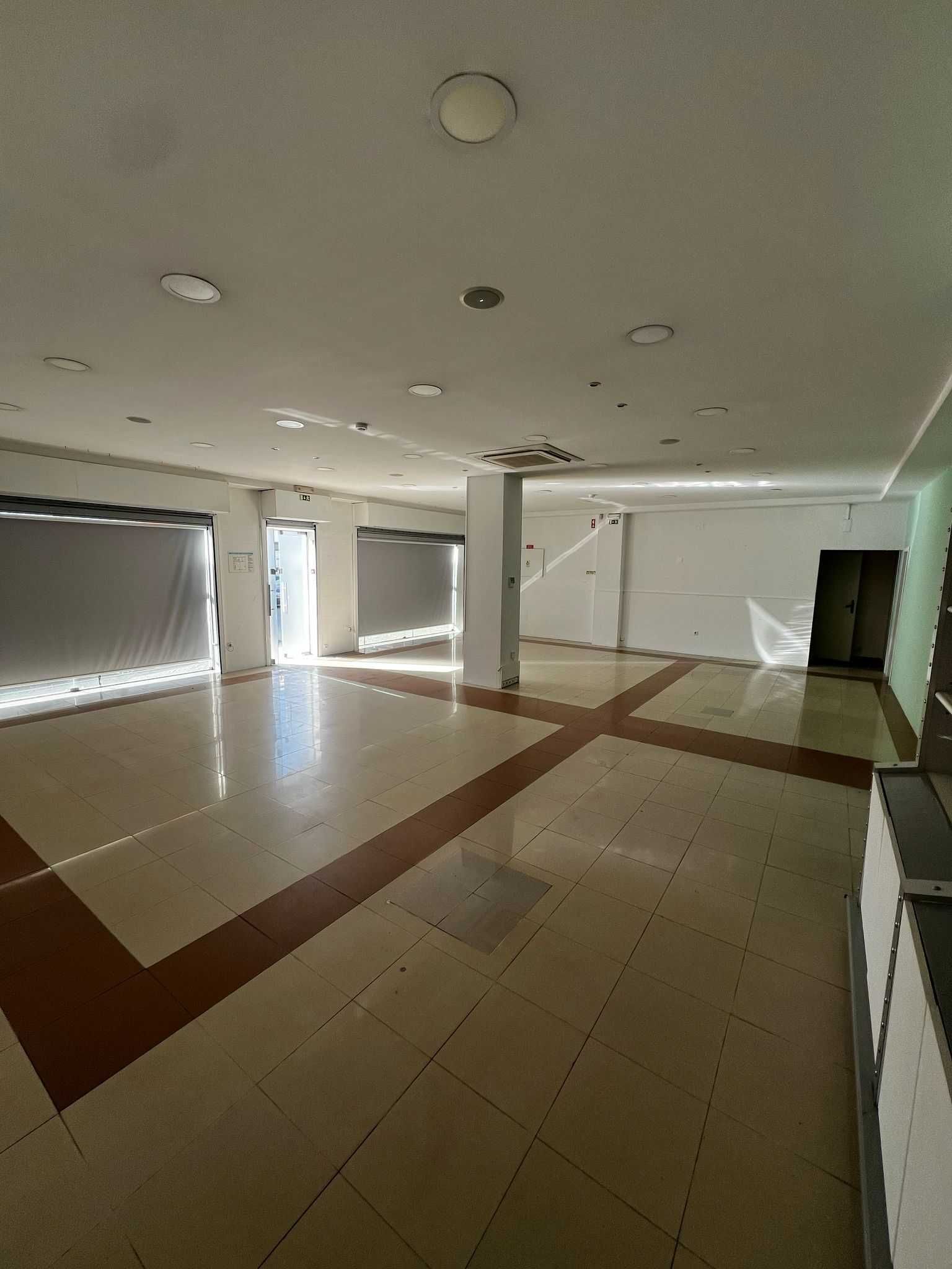 Loja com 255 m2 para alugar no centro de Aljustrel