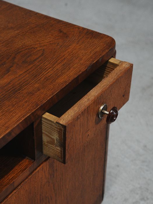 Mesas de cabeceira art deco em Carvalho maciço