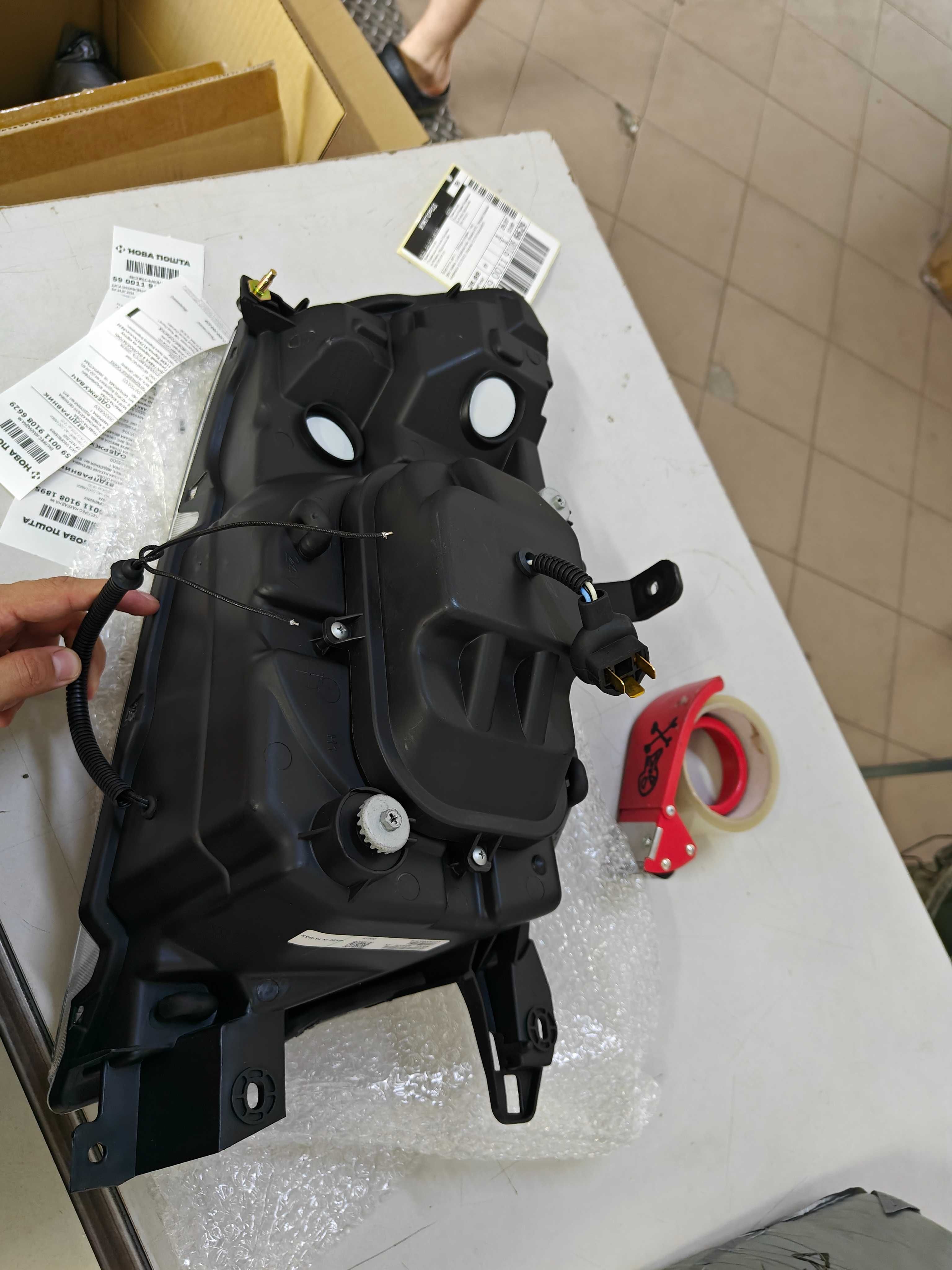 Передні фари оптика MITSUBISHI PAJERO мітсубісі паджеро 99-06р LPMI07
