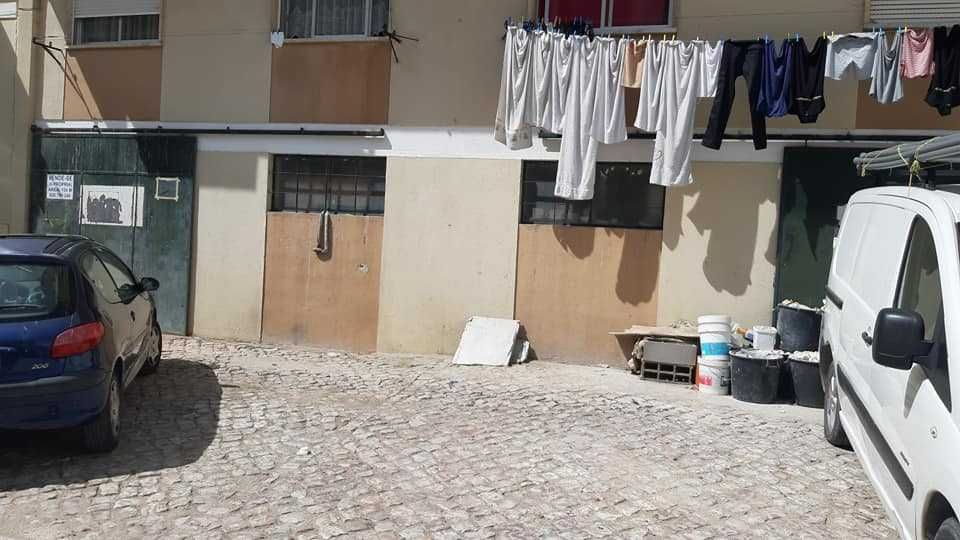 Vende-se Armazém com 156m2 e dois portões para a rua em Setúbal.