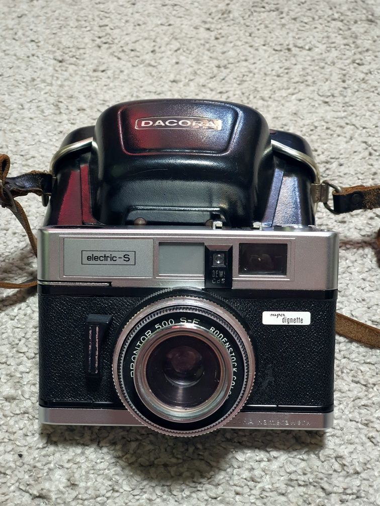 Super Dignette Electric S — это 35-мм пленочный фотоаппарат 1967 года.