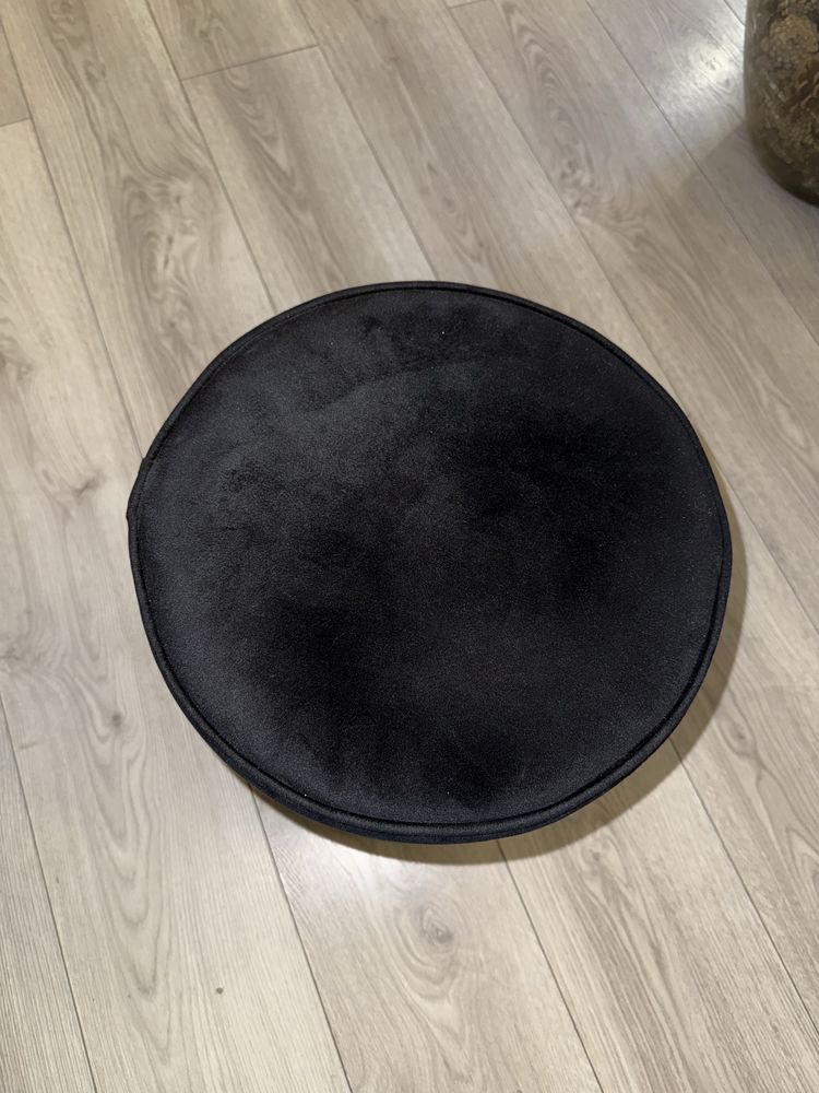 Eleganckie pufy zlocone
