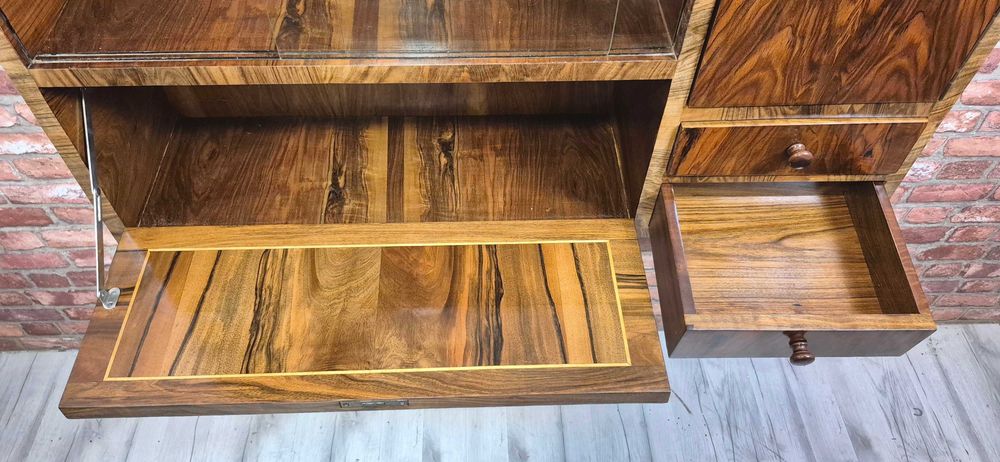 Odnowiona orzechowa witryna z barkiem art deco, retro, vintage