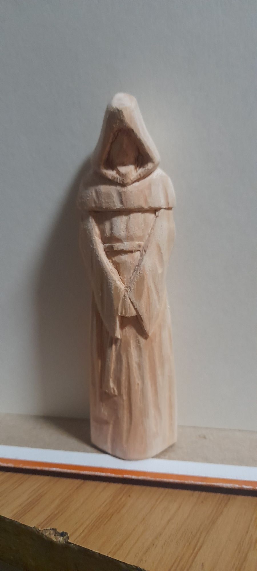 Фігурка Монаха з дерева - вільха