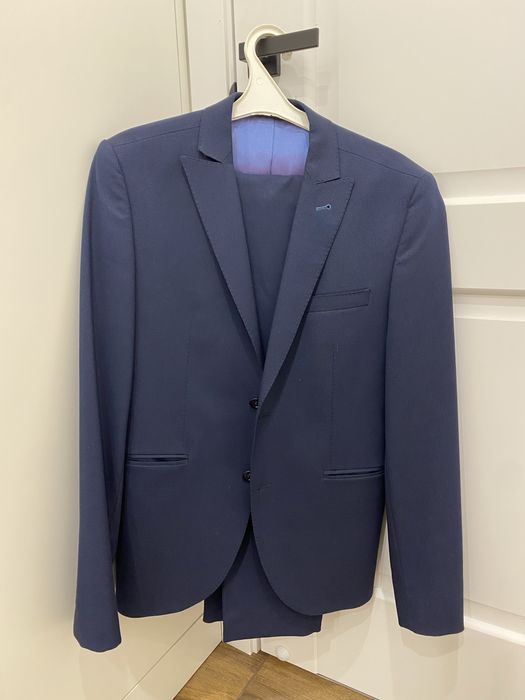 Чоловічий брючний костюм темно синій приталений