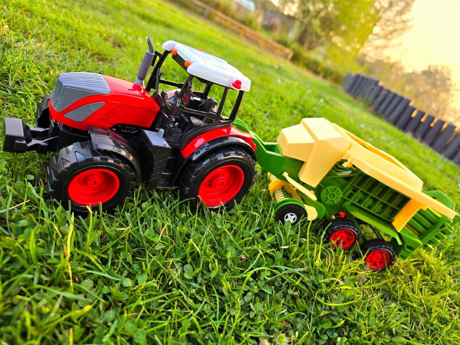 Traktor z maszyną rolniczą nowy czerwony