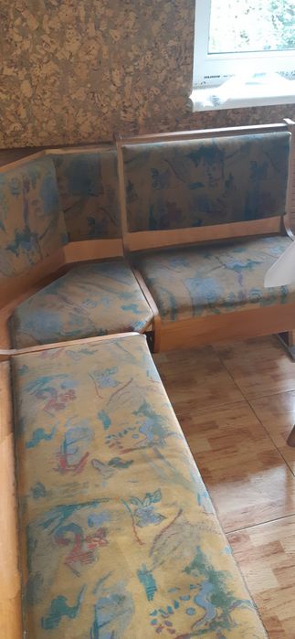 Кухонный уголок со столом