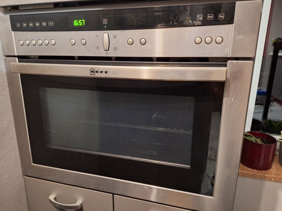 Kompaktowy piekarnik elektryczny do zabudowy marki NEFF