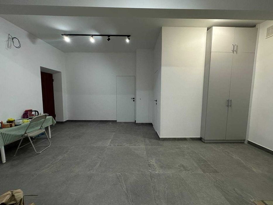 Продається комерційне приміщення вільного призначення