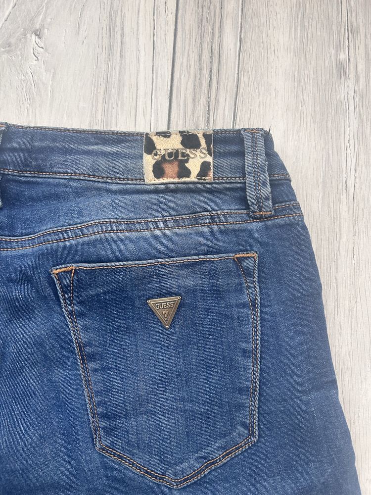 Jeansy Guess.