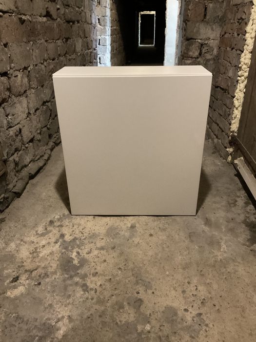 Biała szafka wisząca