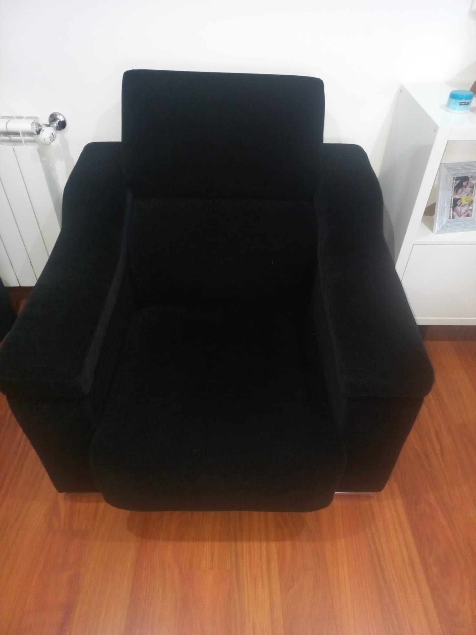 Sofá preto com acento deslizante