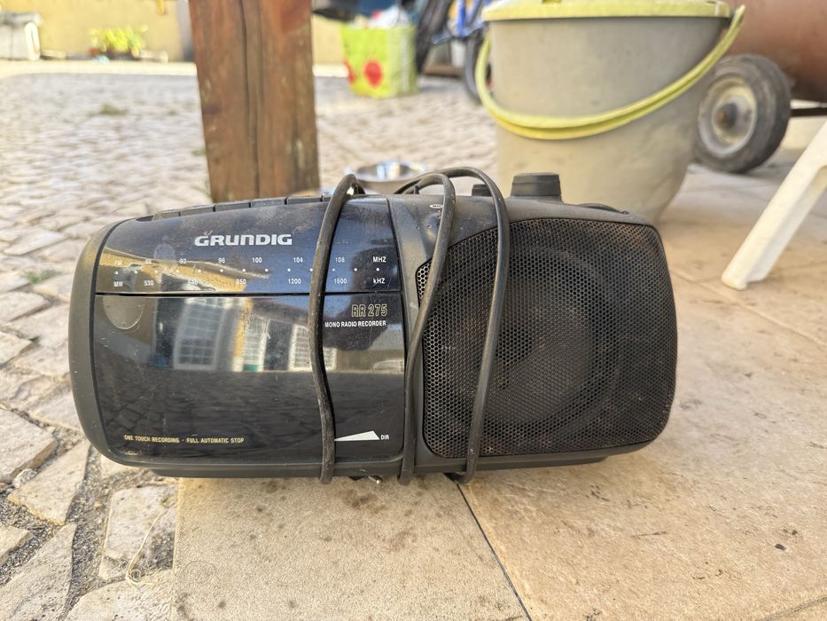 Radio Grundig com antena