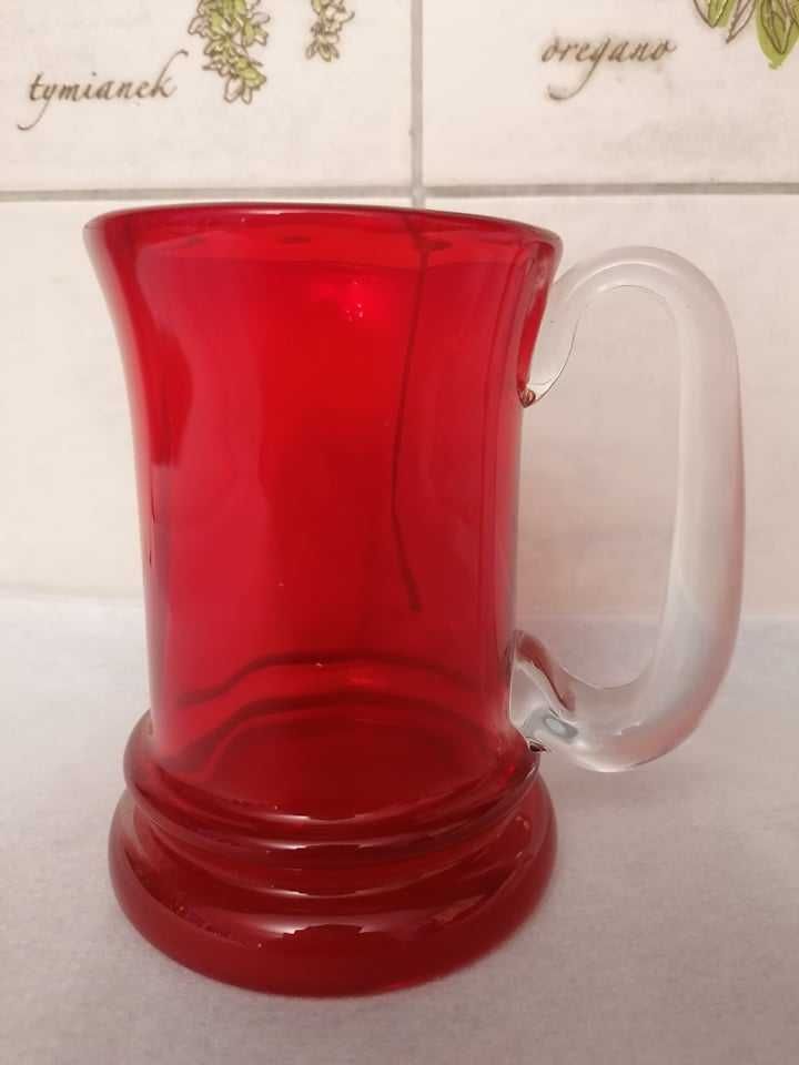 Czerwony szklany kufel, kolorowe szkło PRL