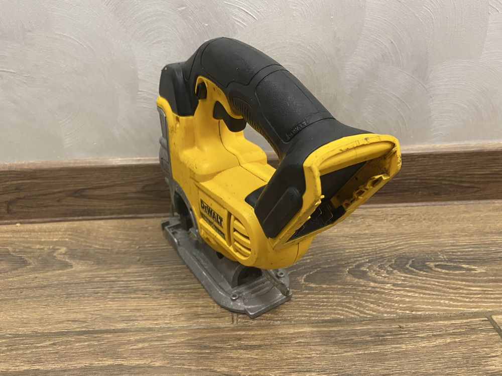 Лобзик DeWalt DCS331