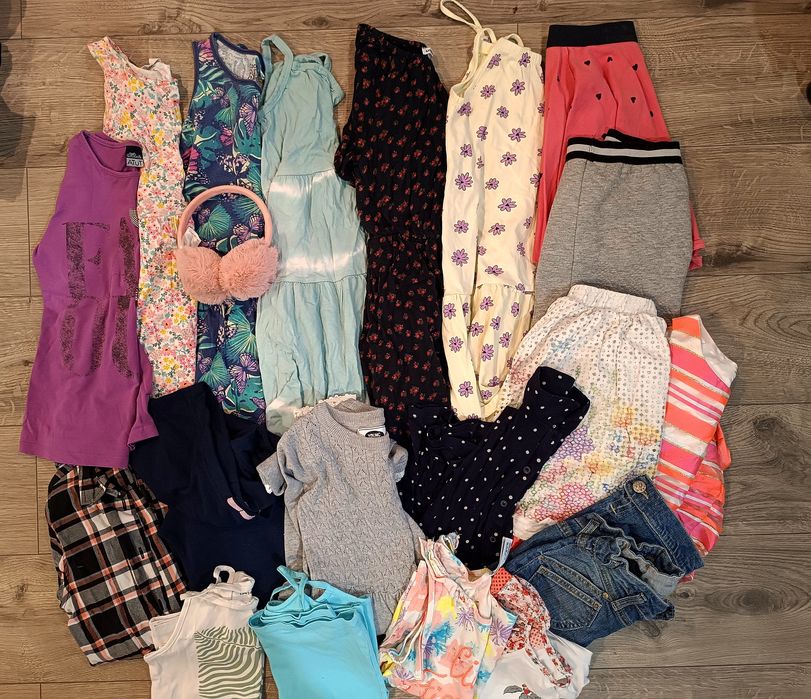 Paka ubrań 134-140 około 90 sztuk