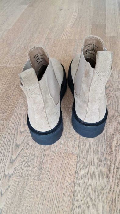 Чоботи Челсі & Others Stories