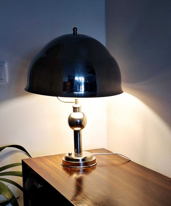 Candeeiro de mesa cromado. Chrome table lamp