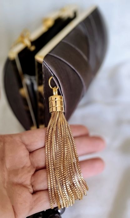 Elegancka,wieczorowa kopertówka z łańcuszkami,grafit